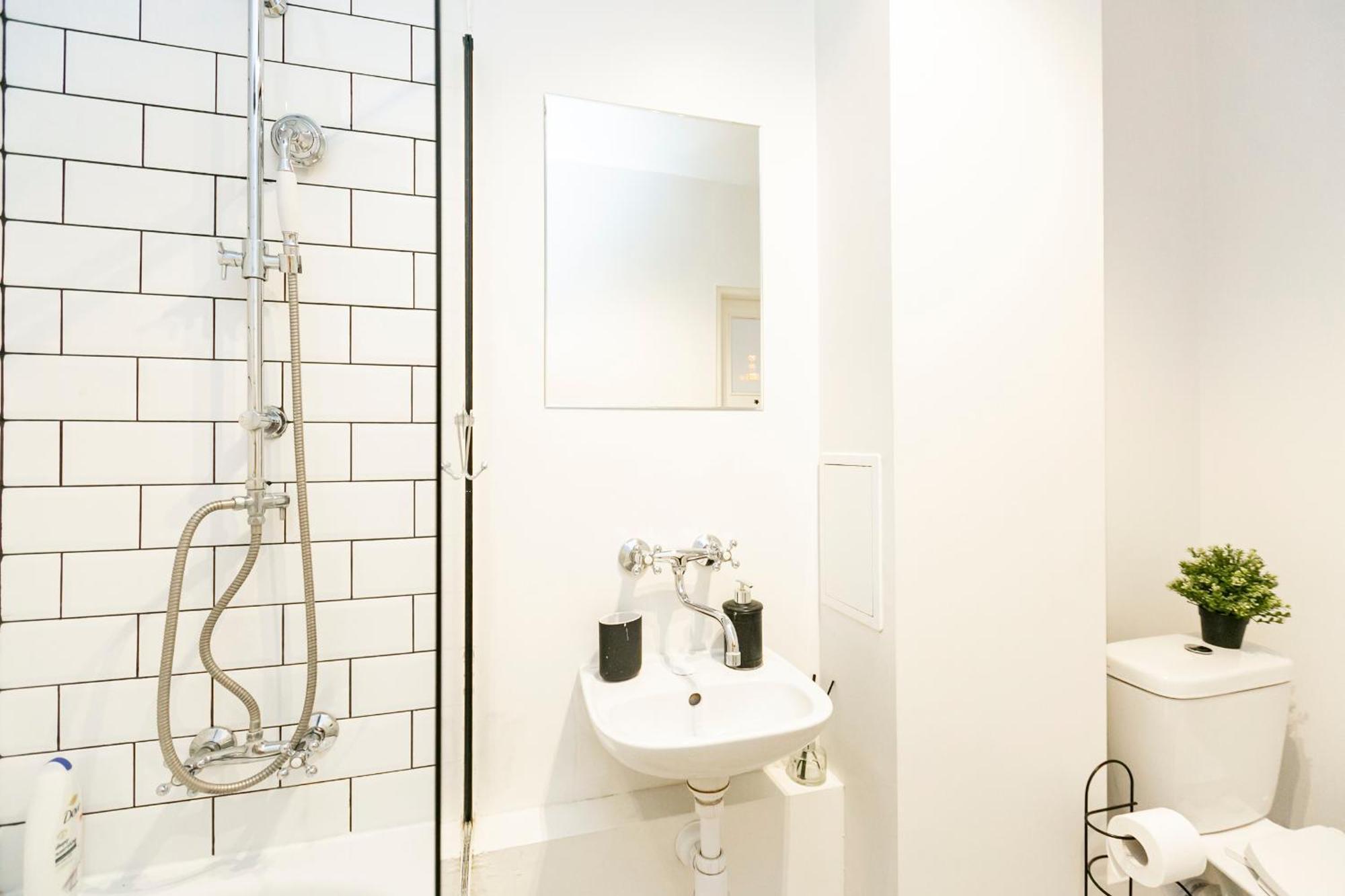 Nowogrodzka 78 - Apartament Dla 4 Osob - 200M Od Szpitala Klinicznego Na Lindleya - 1Km Do Dworca Centralnego - Wifi - Smart Tv 45 Cali Varsovia Exterior foto
